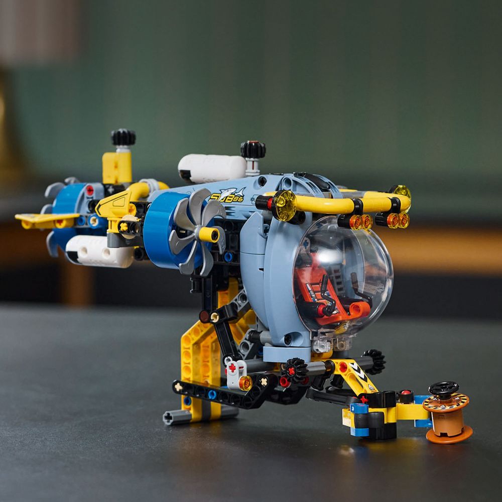 LEGO Technic 42201 Deep Sea Research Submarine 3