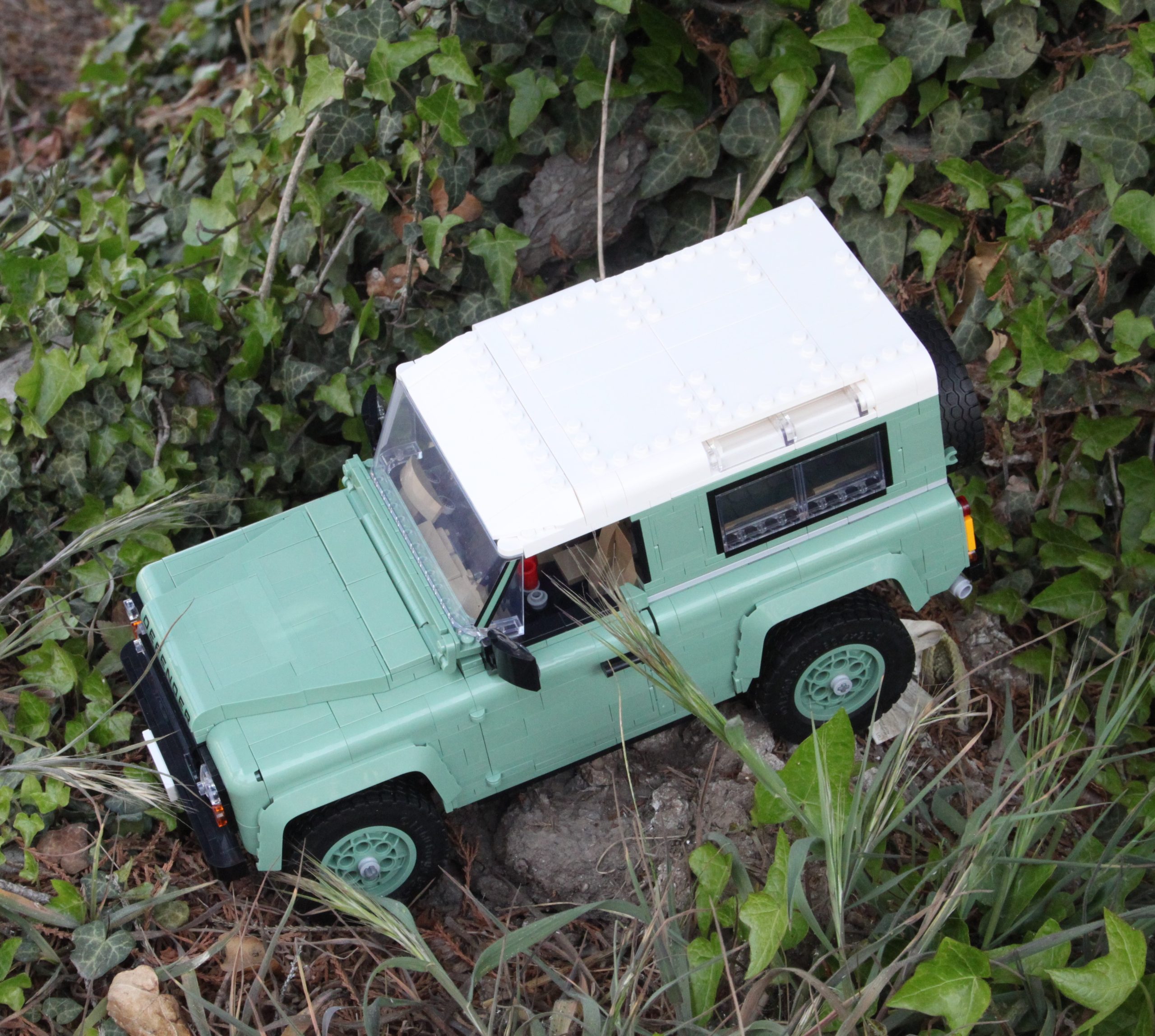 LEGO ICONS 10317 LAND ROVER CLASSIC DEFENDER 90 review outside 34 scaled