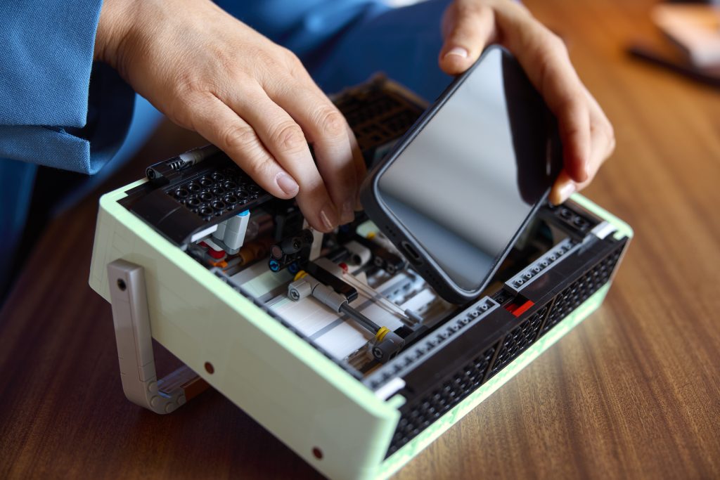 LEGO Icons 10334 Retro Radio 16 1024x683
